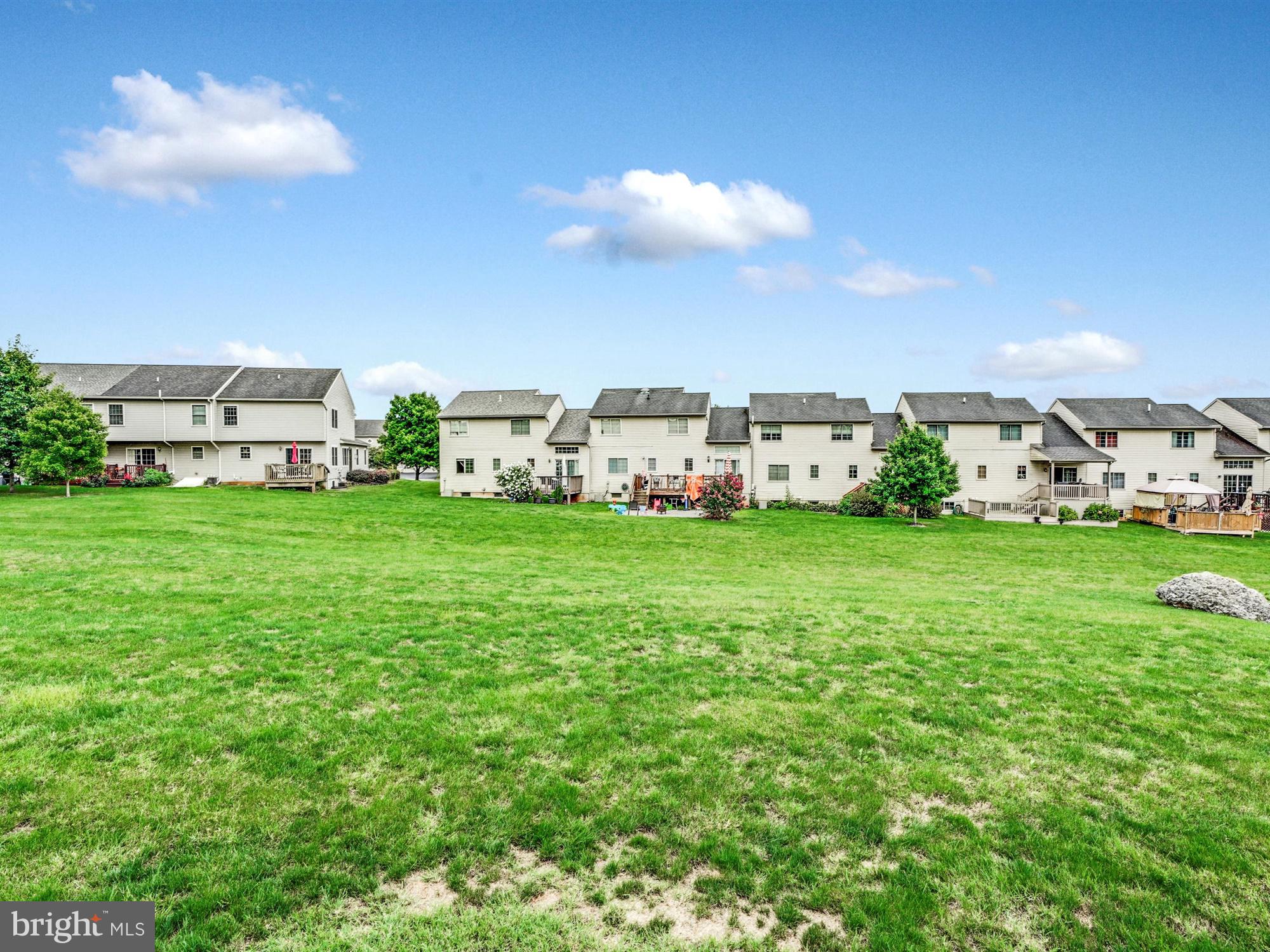 VILLAGE SQUARE MAYTOWN - Residential