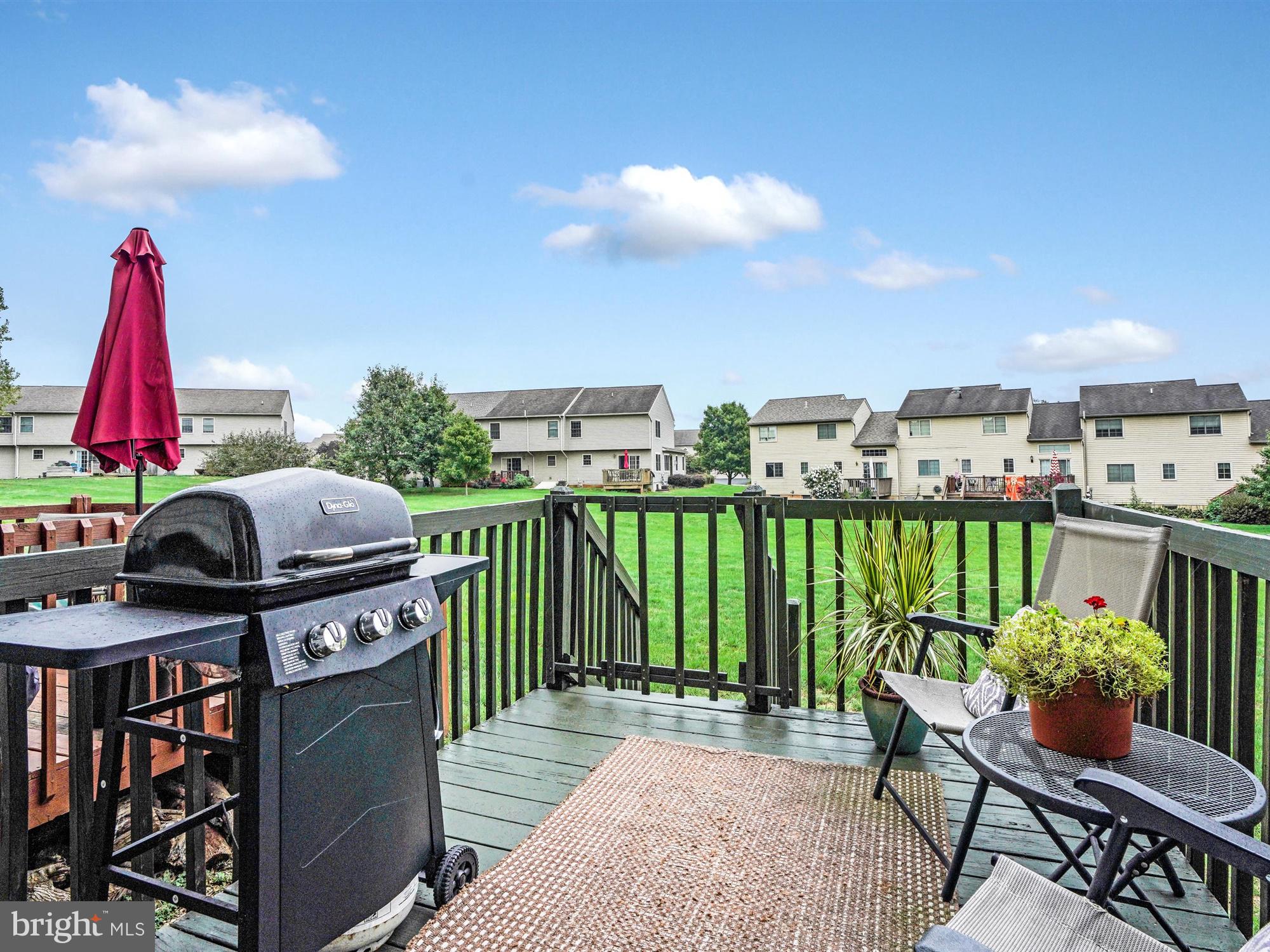 VILLAGE SQUARE MAYTOWN - Residential