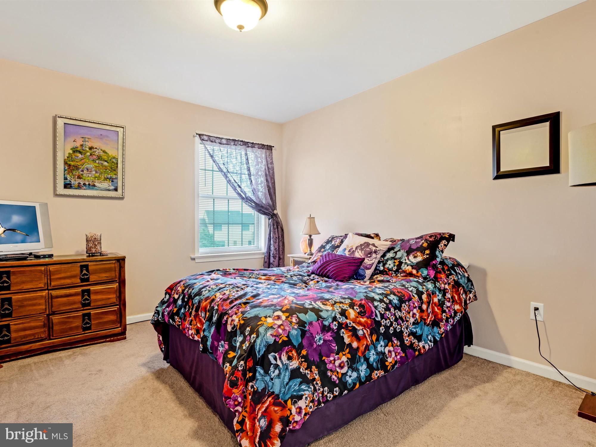 VILLAGE SQUARE MAYTOWN - Residential