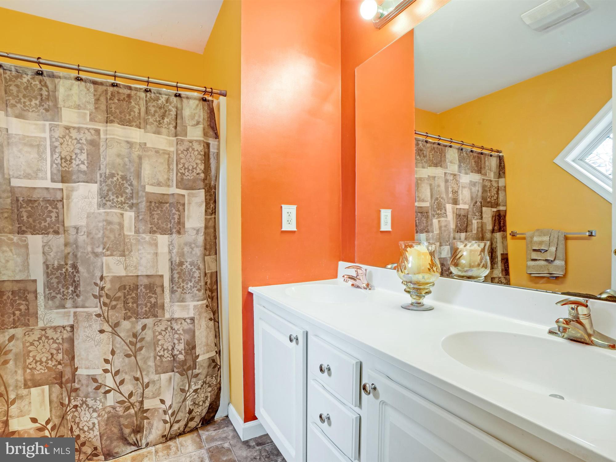 VILLAGE SQUARE MAYTOWN - Residential