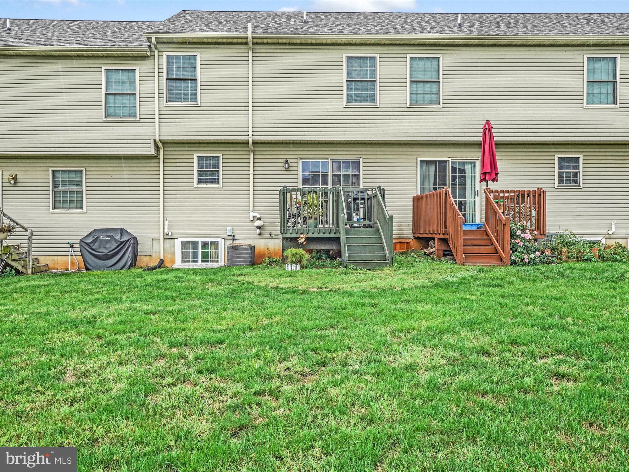 VILLAGE SQUARE MAYTOWN - Residential