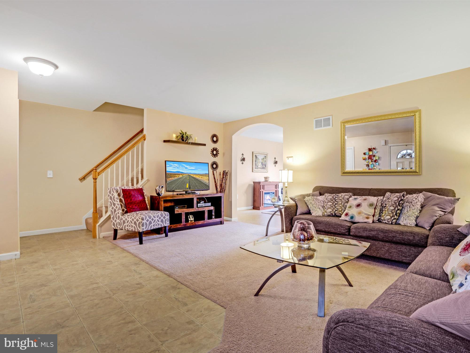 VILLAGE SQUARE MAYTOWN - Residential