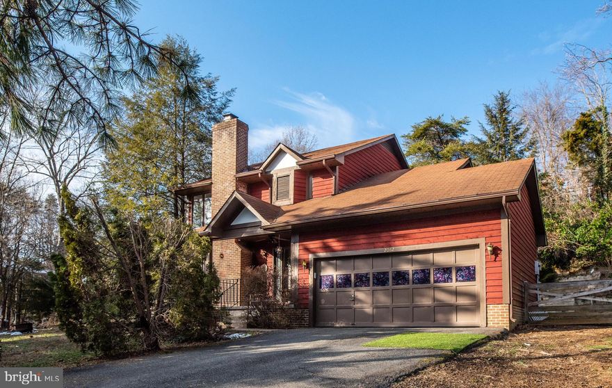 The Walden Team welcomes you to  2062 Farragut Drive in the amenity-rich community of Aquia Harbour. 
This home is tucked away on a private corner lot.  A Boho, nature-loving home with a welcoming front porch.  
 A huge rear patio to enjoy the fire pit and a glass of wine. A large retaining wall garden area for the herb garden!  A  completely renovated kitchen and main level full bath add convenience and efficiency.  Additional storage room in the 2 car garage.  The community has great amenities; a secure gated entrance,  private police, and fire department, marina with a boat ramp, a fishing pier, golf course with driving range and putting green, clubhouse, @aquiaharbourrestaurant,  horse stables,  riding trails,  2 pools, 
and a dog park! WOWSERS!