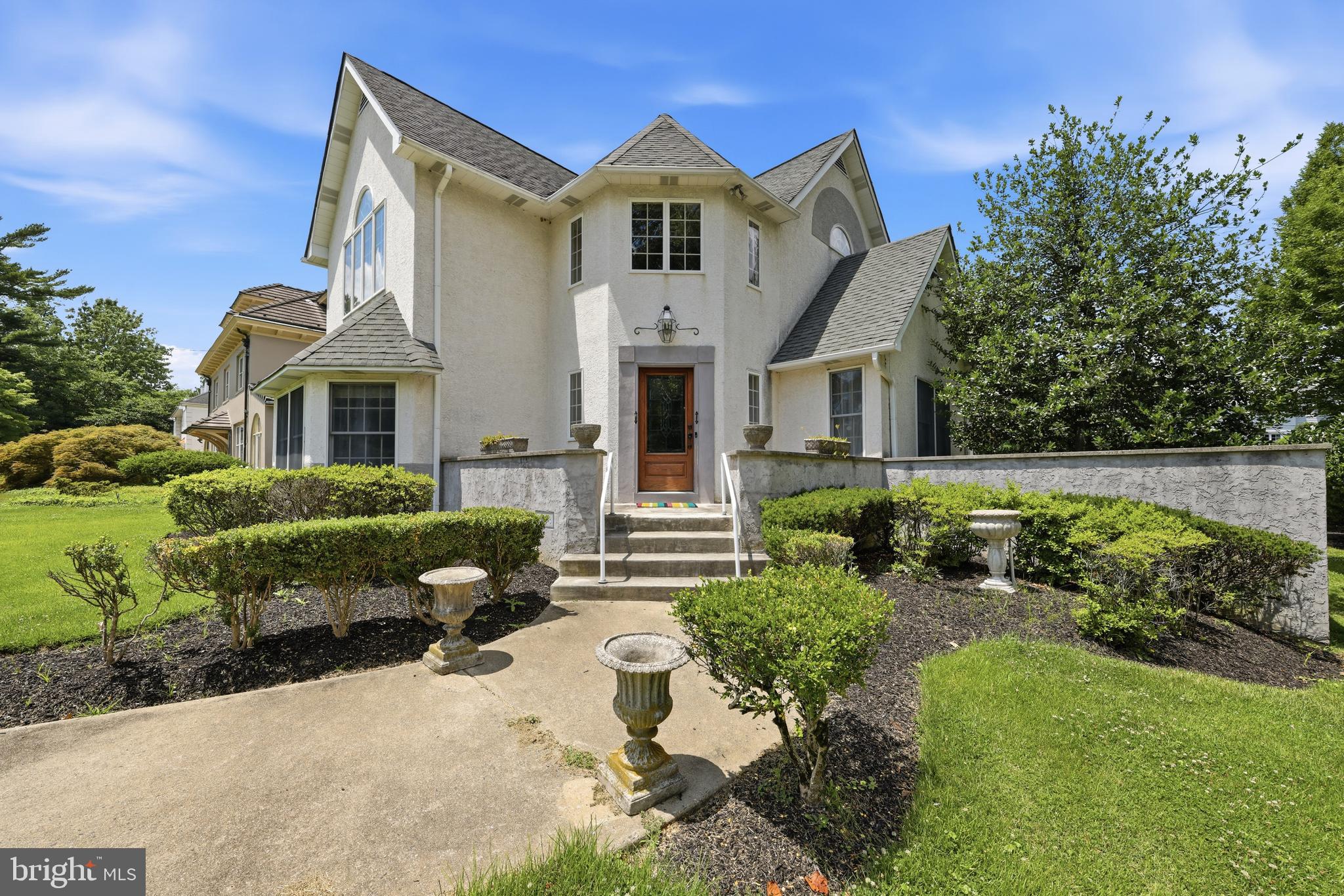 261 E KINGS HIGHWAY