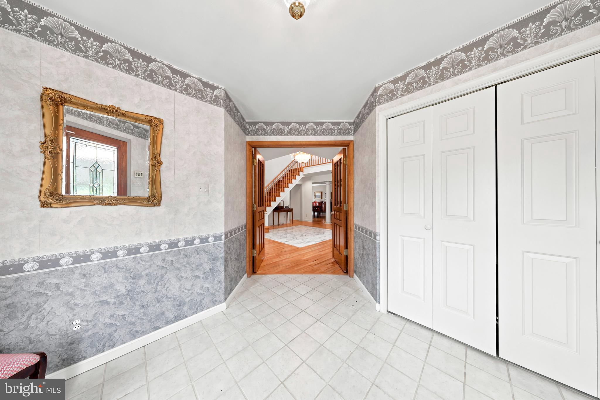 261 E KINGS HIGHWAY