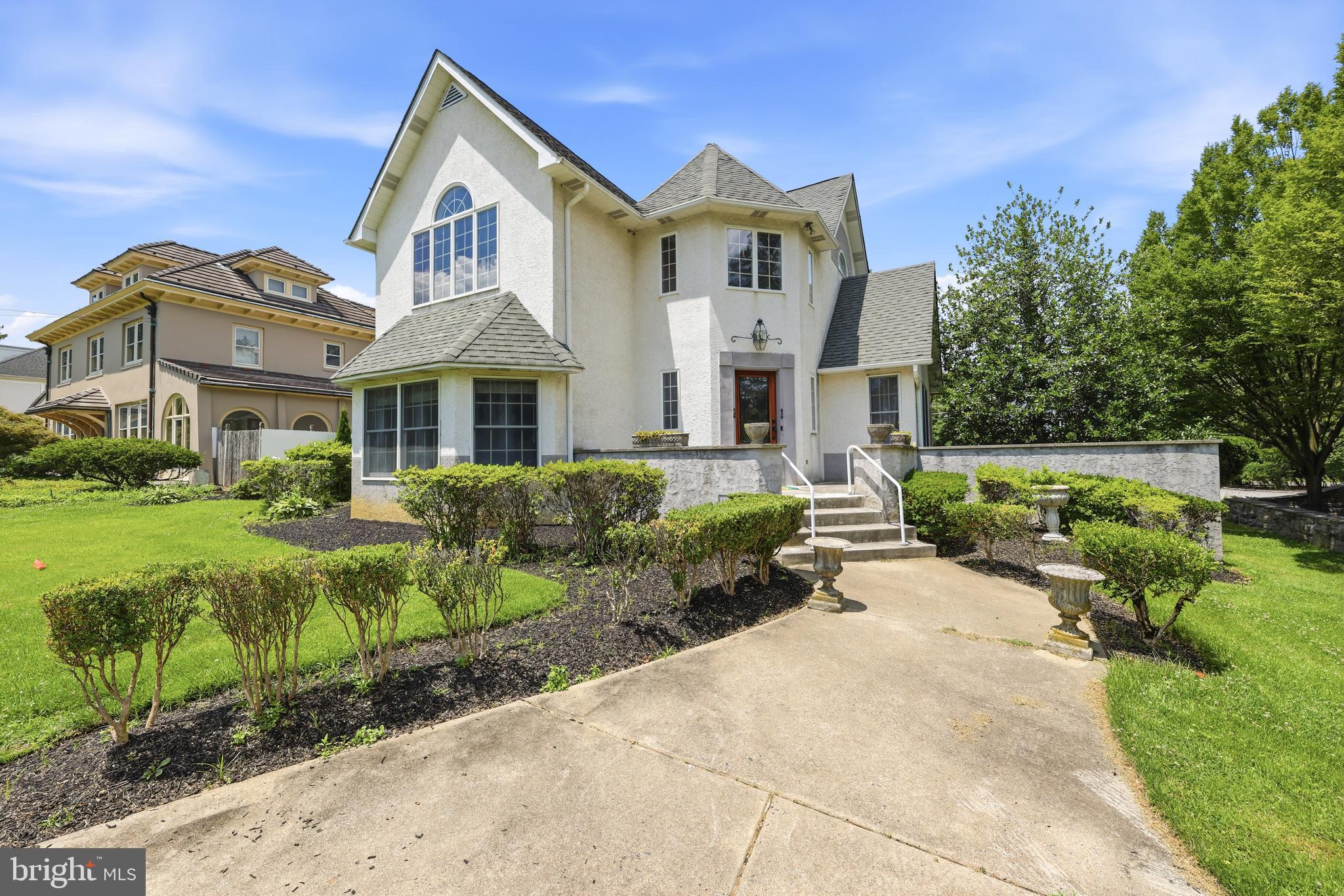 261 E KINGS HIGHWAY