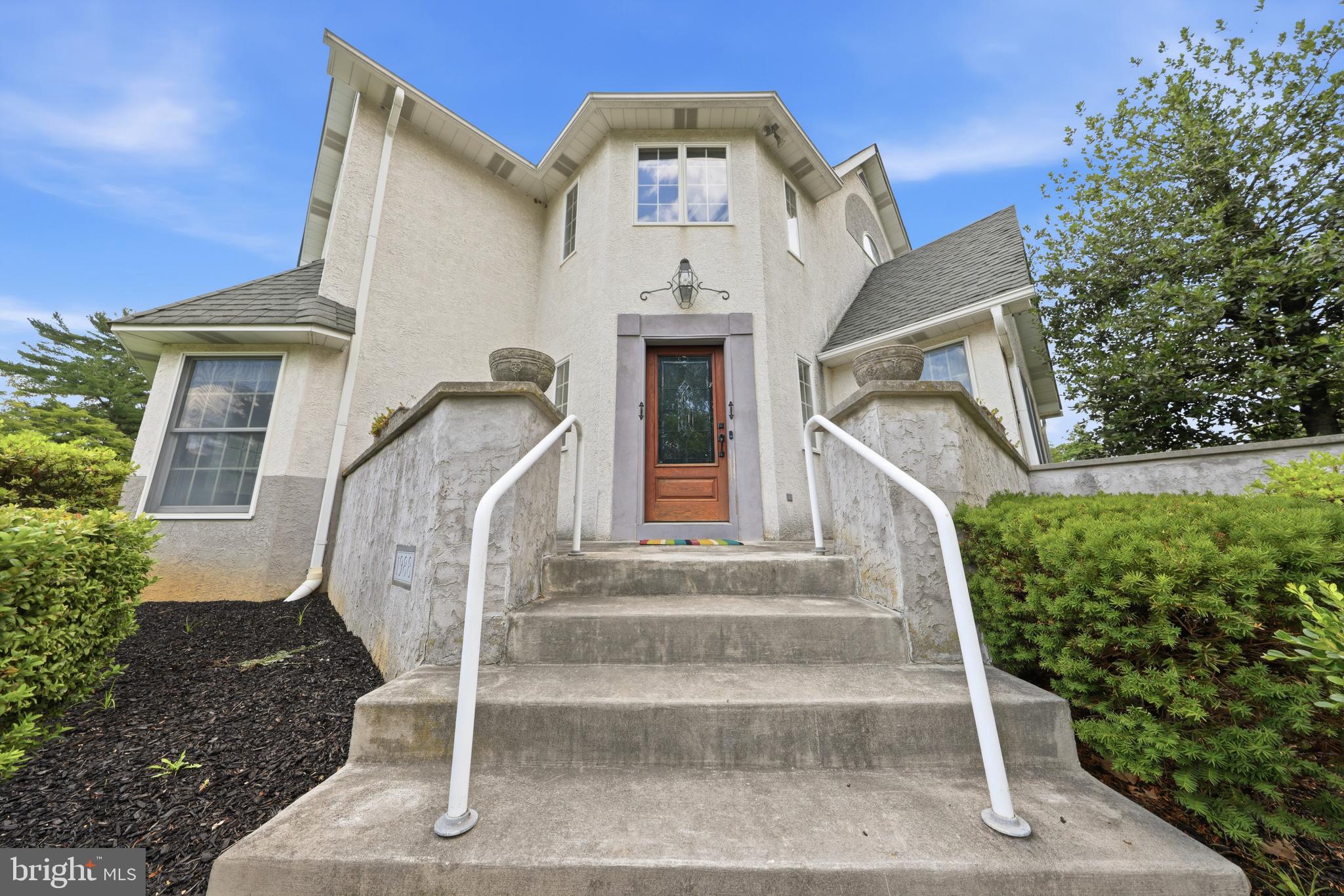 261 E KINGS HIGHWAY