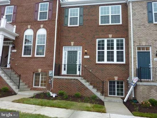 3 Level 4 Bed room townhouse in beautiful neighborhood of Goose Greek. Less than 5 miles to Metro station. Closer to shopping center, gas stations, restaurant. Show anytime. Sentri lock box is on the front stairs to the door.Beautiful Townhome loaded with upgrades. Freshly Painted. 4 bedroom 3 1/2 Bathroom Gourmet kitchen master suite & finished basement with entertainment room & full bath. Great community with mountain views & stunning sunsets. One block to community swimming pool and gazebo. Walking distance to Park and Ride Metro to Reston and Washington DC to shopping center & dining. One mile from Dulles Greenway & Walkable distance for Loudoun Transit and Reston Metro Station. Minutes from Rt 7. Living AREA 2020 Sq. FT.
Please don't go inside the house with shoes on. Remove the shoes. Landlord installed new carpet and LVP last week.