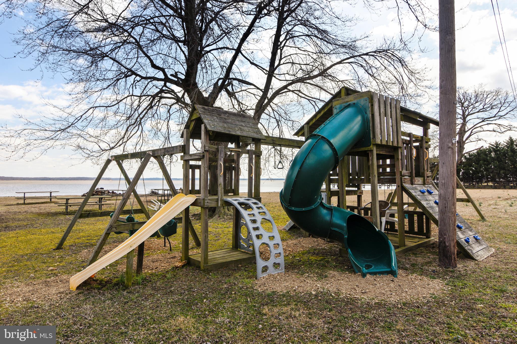 FEATHERSTONE SHORES - Residential