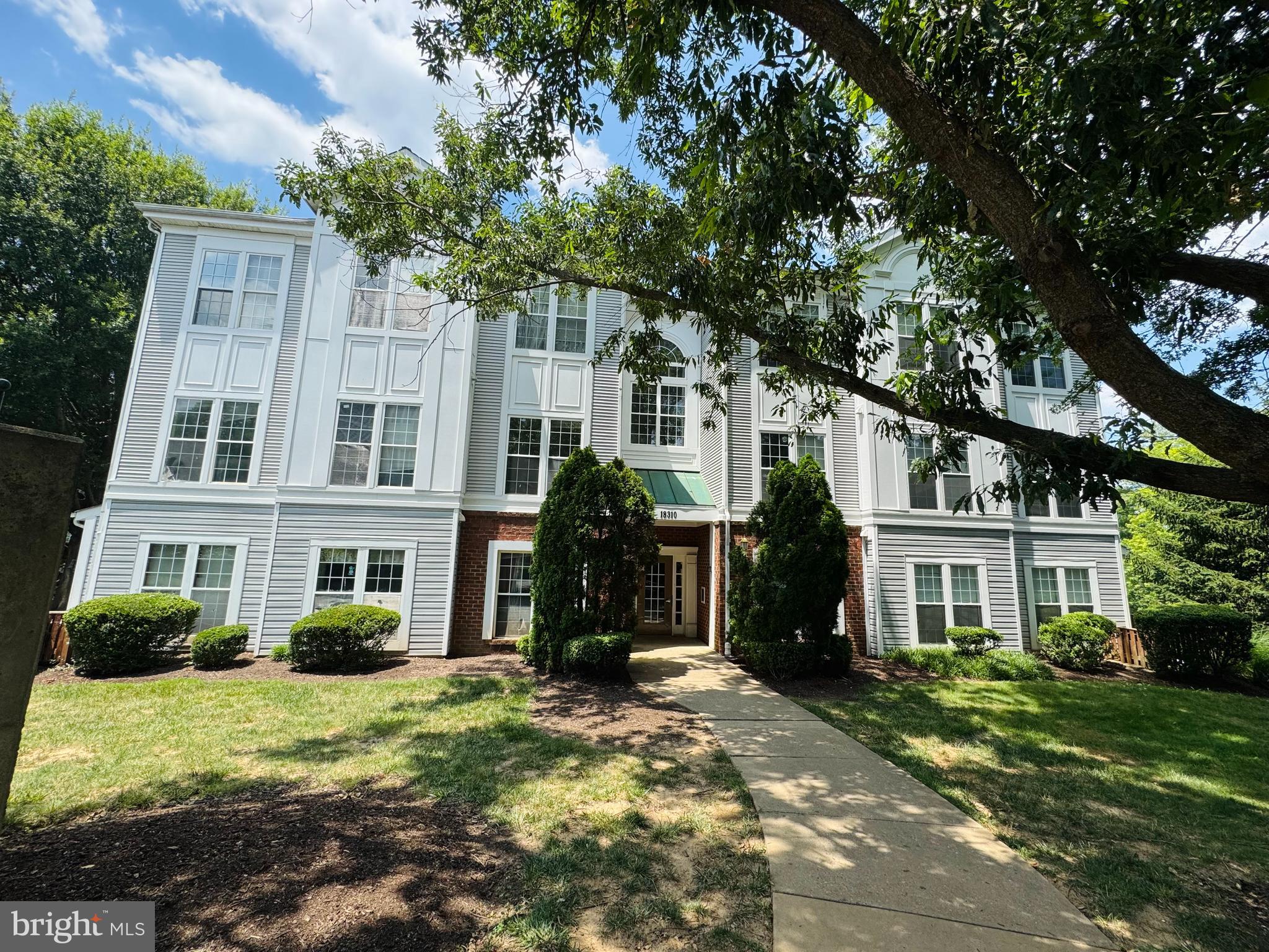 Welcome to 18310 Feathertree Way #287, Apt 101. This Charming ground-level 2-bedroom, 2-bath condo is perfectly located minutes away from shopping, dining, and public transit. This well-maintained unit offers easy access with no stairs, making it ideal for convenience and comfort. Generously sized two bedrooms with great closet space. Pets allowed. Many amenities in the Breckenridge condominiums, which include state of the art fitness center, outdoor pool, tennis courts, and barbecue stations for grilling. Don’t miss out on this opportunity to own this sought-after condo!