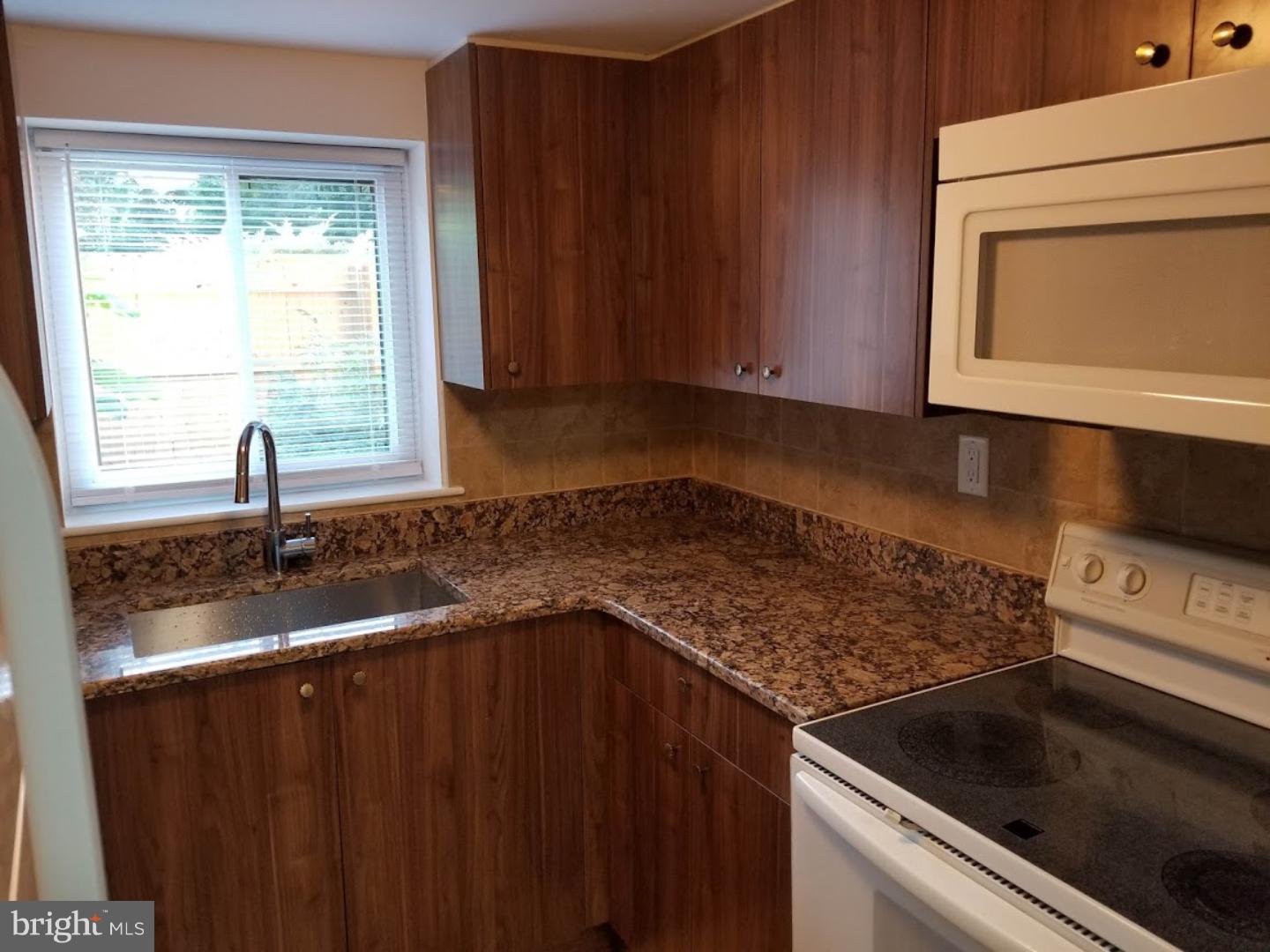 BENTLEY SQUARE - Residential Lease