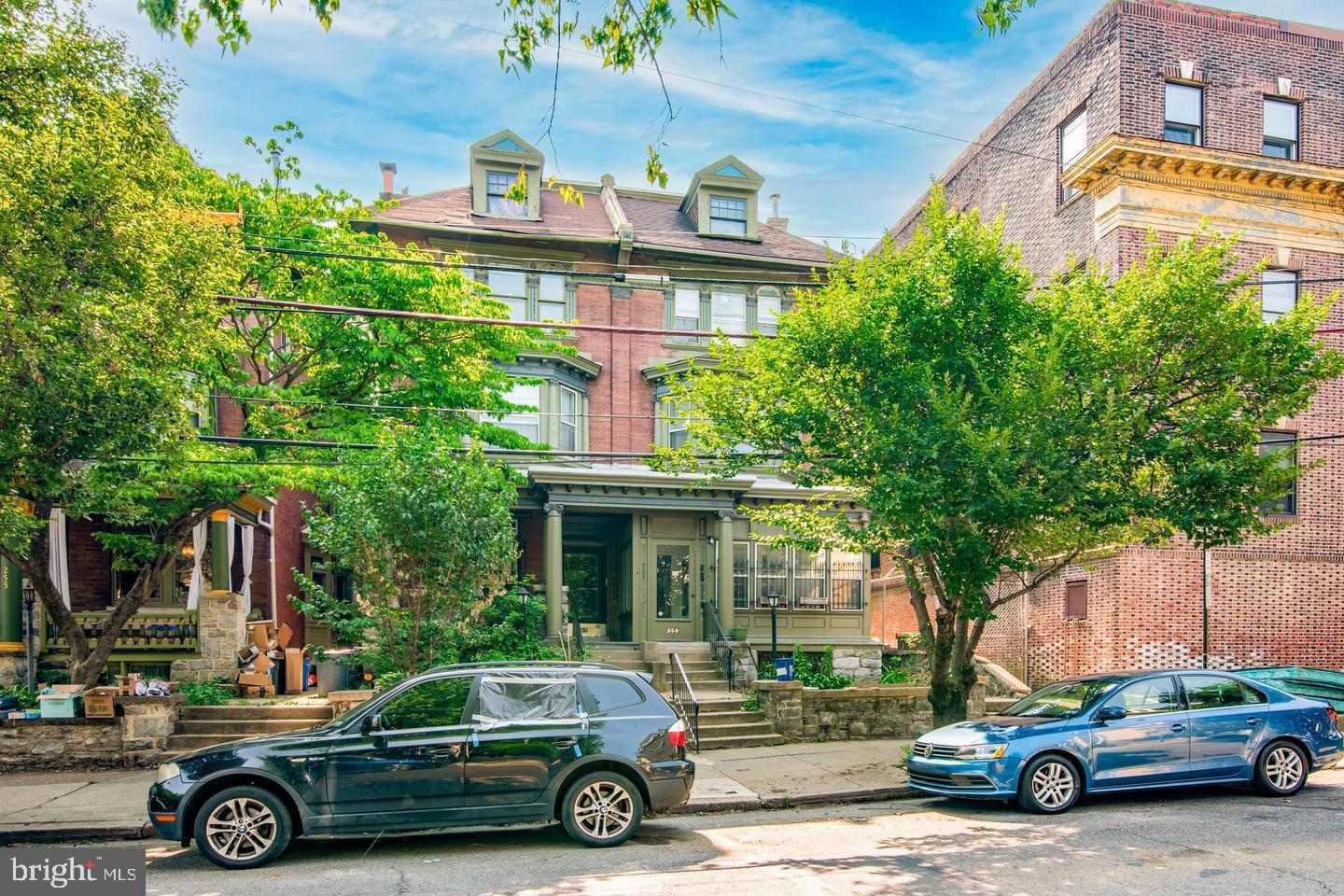 Welcome to 257th S 46th Street Apartment #1, located in desirable Walnut Hill. This 2 bedroom 1 bathroom unit is spacious and charming. Complete with its own outdoor oasis! With a walk score of 93 this is a waker's paradise. Schedule your tour now!