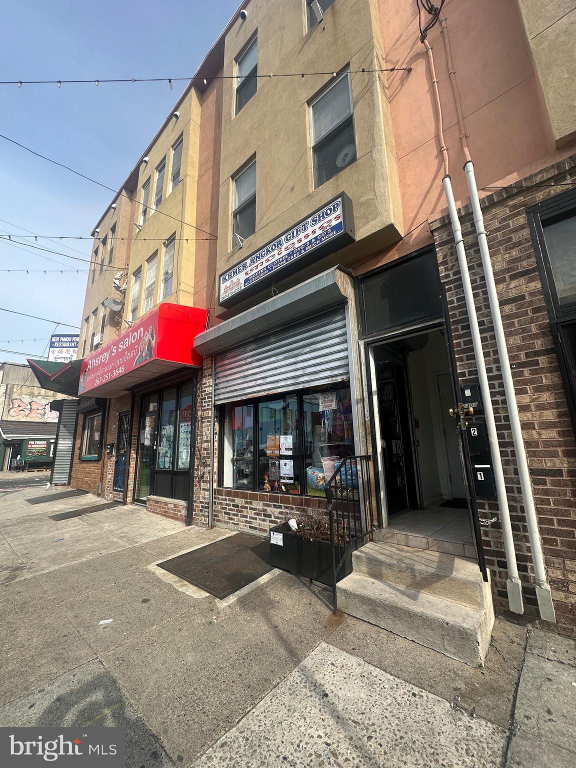 Great commercial location to open a new or takeover this existing business. Current setup is a clothing and gift shop. A busy street with public transportation, restaurants, grocery stores and many more. This commercial unit has basement access with plenty of room for storage.