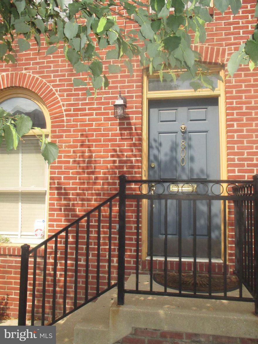 Montgomery Square 3BR end of group in Fed Hill. Entry level BR/den & full bath. 2nd level has fabulous gourmet kitchen w/ SS appl & granite counters. DR opens to deck as does the MBR on 3rd level. 3 Full baths plus powder room. Unique track & pendant lighting. Addl pkg behind the 2-car garage! Wonderful home w/ lots of light. New paint/carpeting to be addressed.