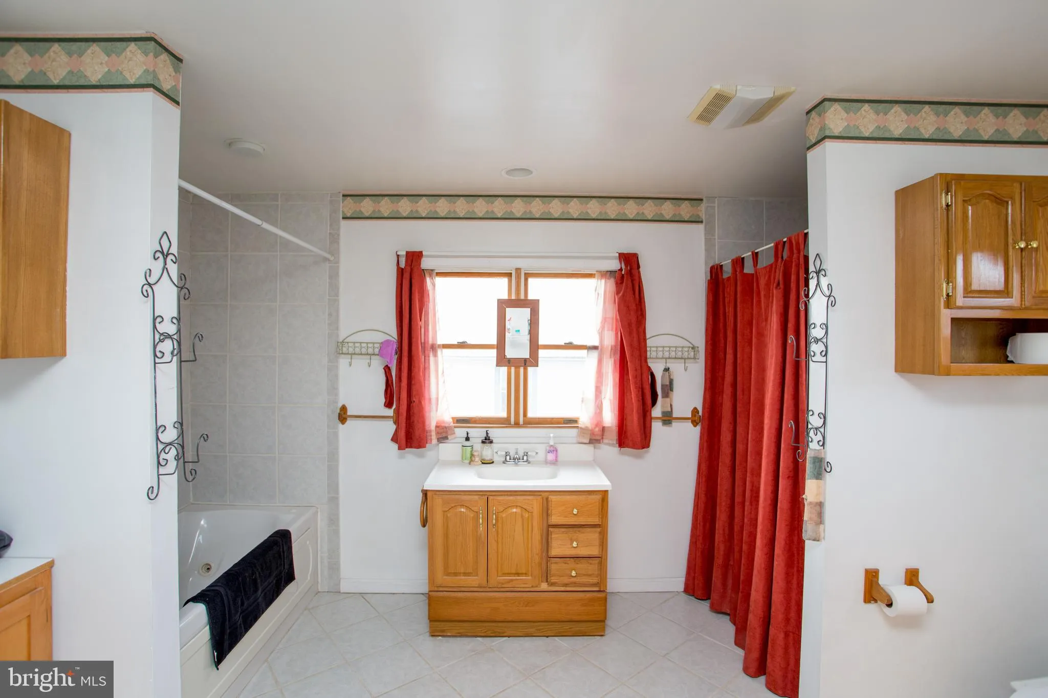 Ottsville, Pennsylvania 18942, United States, 4 Bedrooms Bedrooms, ,2 BathroomsBathrooms,Residential,Contingent,17088