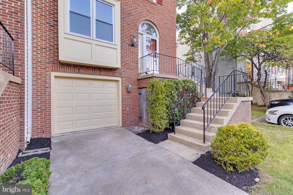 Photo of 8108 Squirrel Run Road, SPRINGFIELD, VA 22152 (MLS # VAFX2273172)