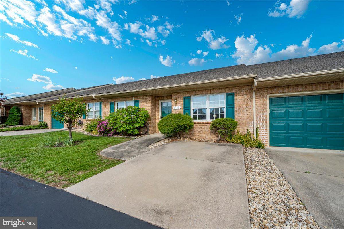 SUMMERLAND MANOR - Residential
