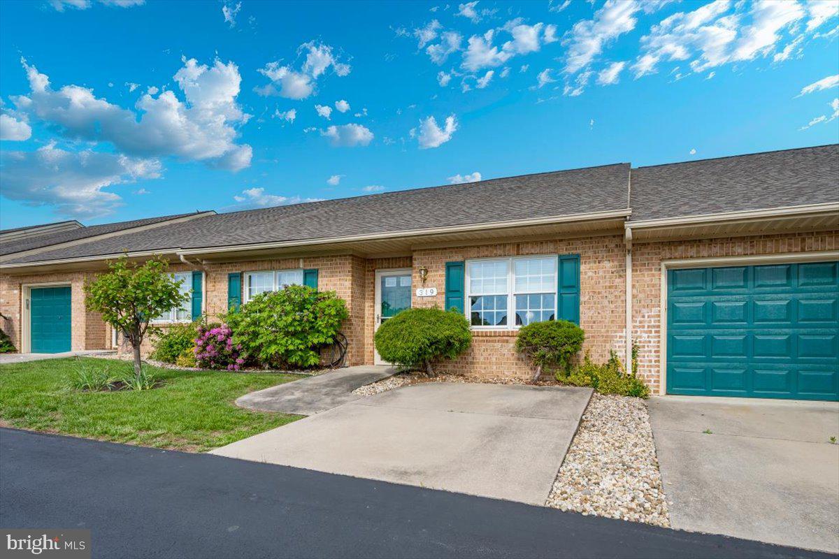 SUMMERLAND MANOR - Residential