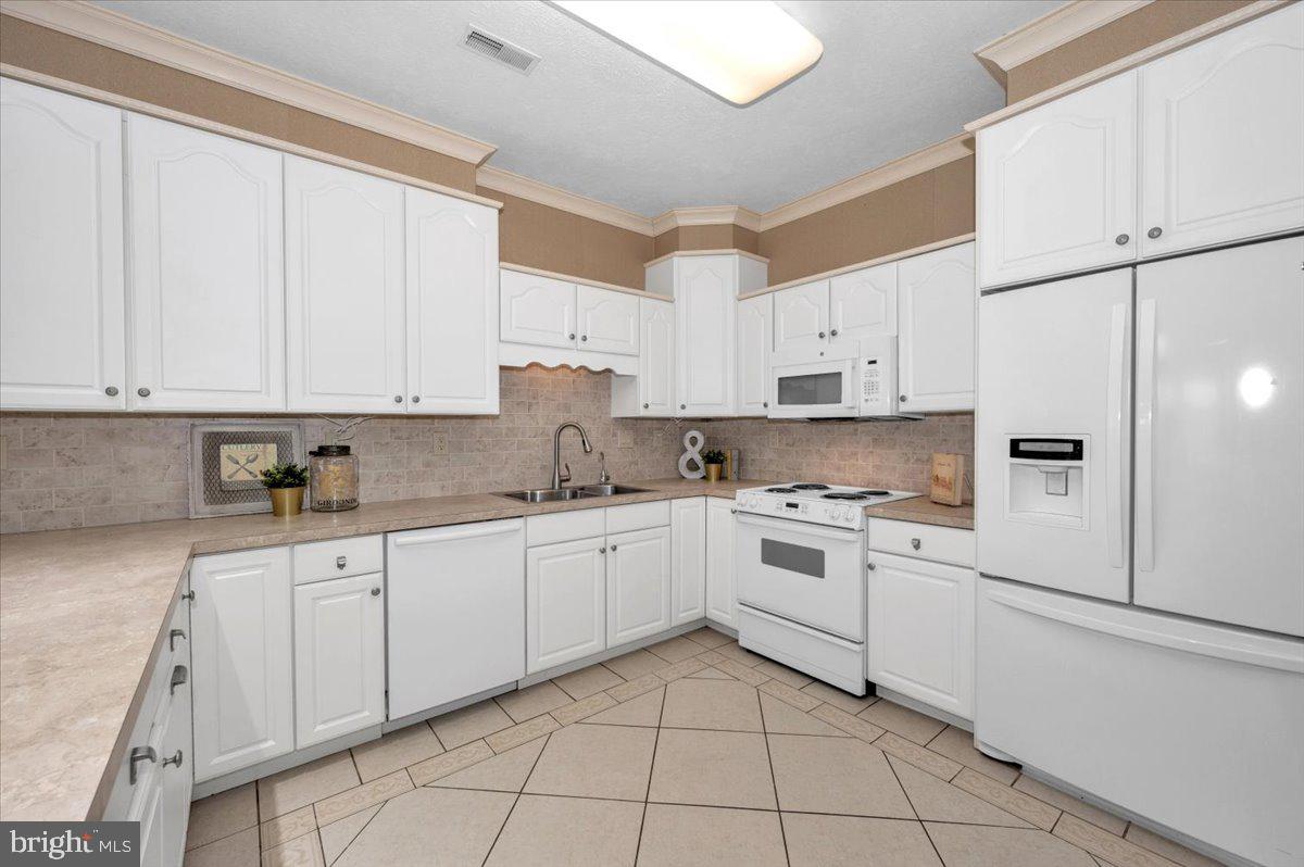 SUMMERLAND MANOR - Residential