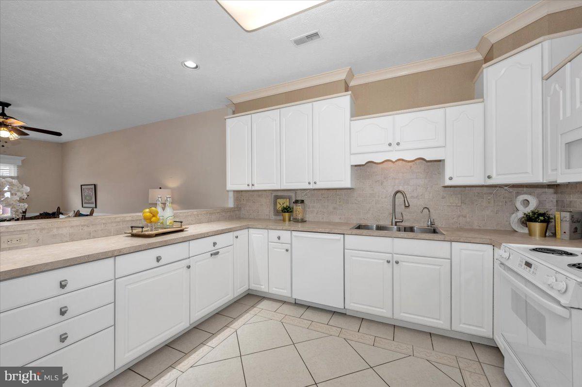 SUMMERLAND MANOR - Residential