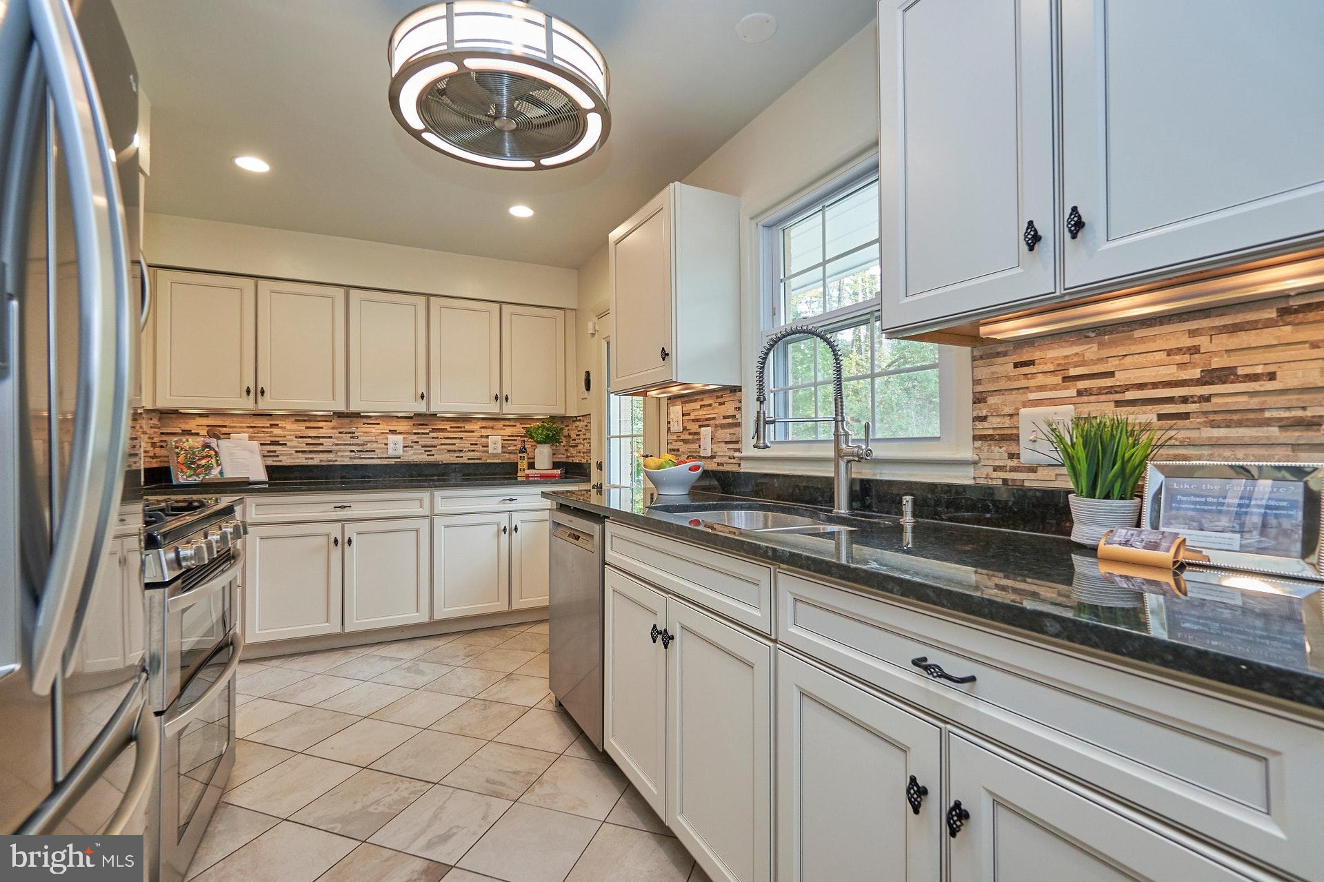 LINCOLNIA HILLS - Residential