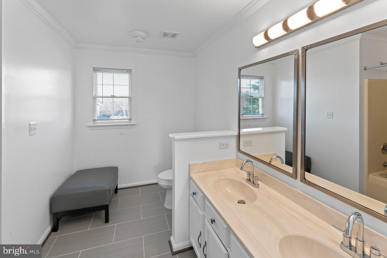 CRYSTAL LAKE - Residential