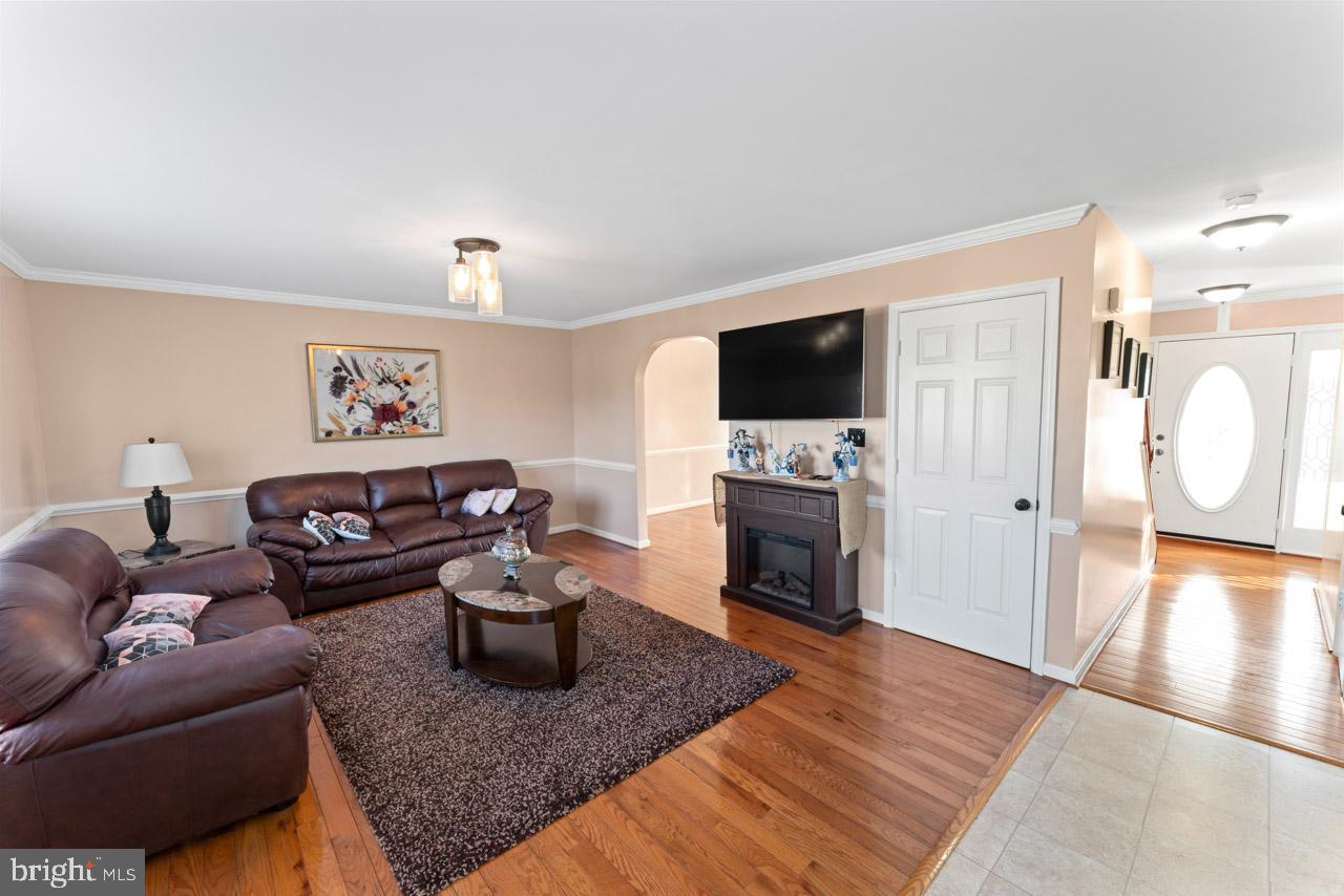 CRYSTAL LAKE - Residential