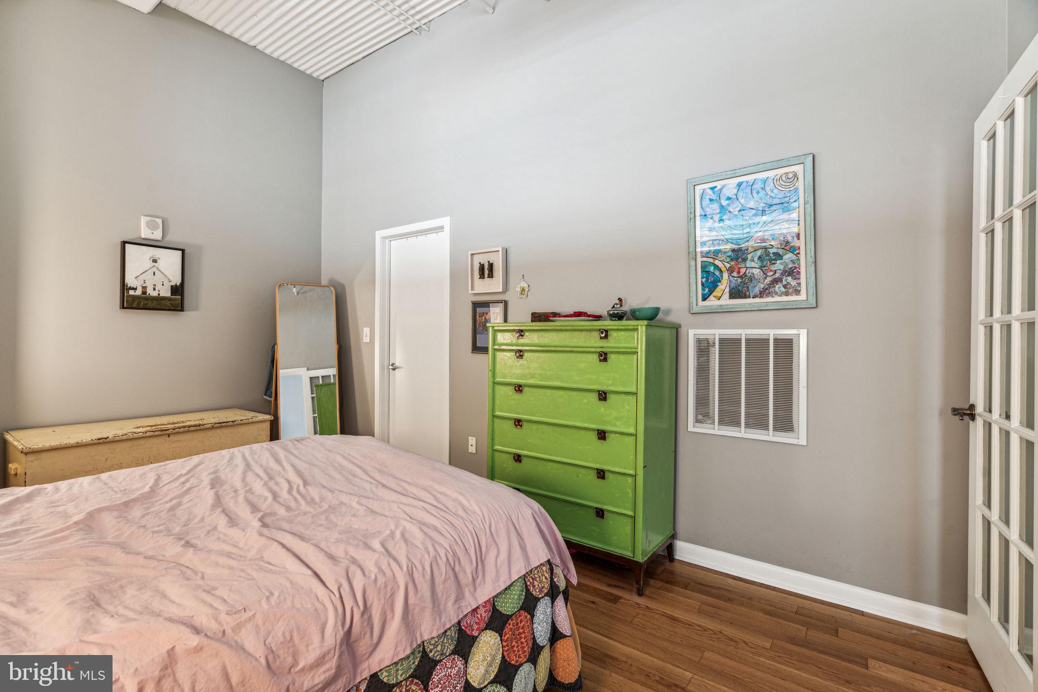 2200 ARCH STREET 28 803