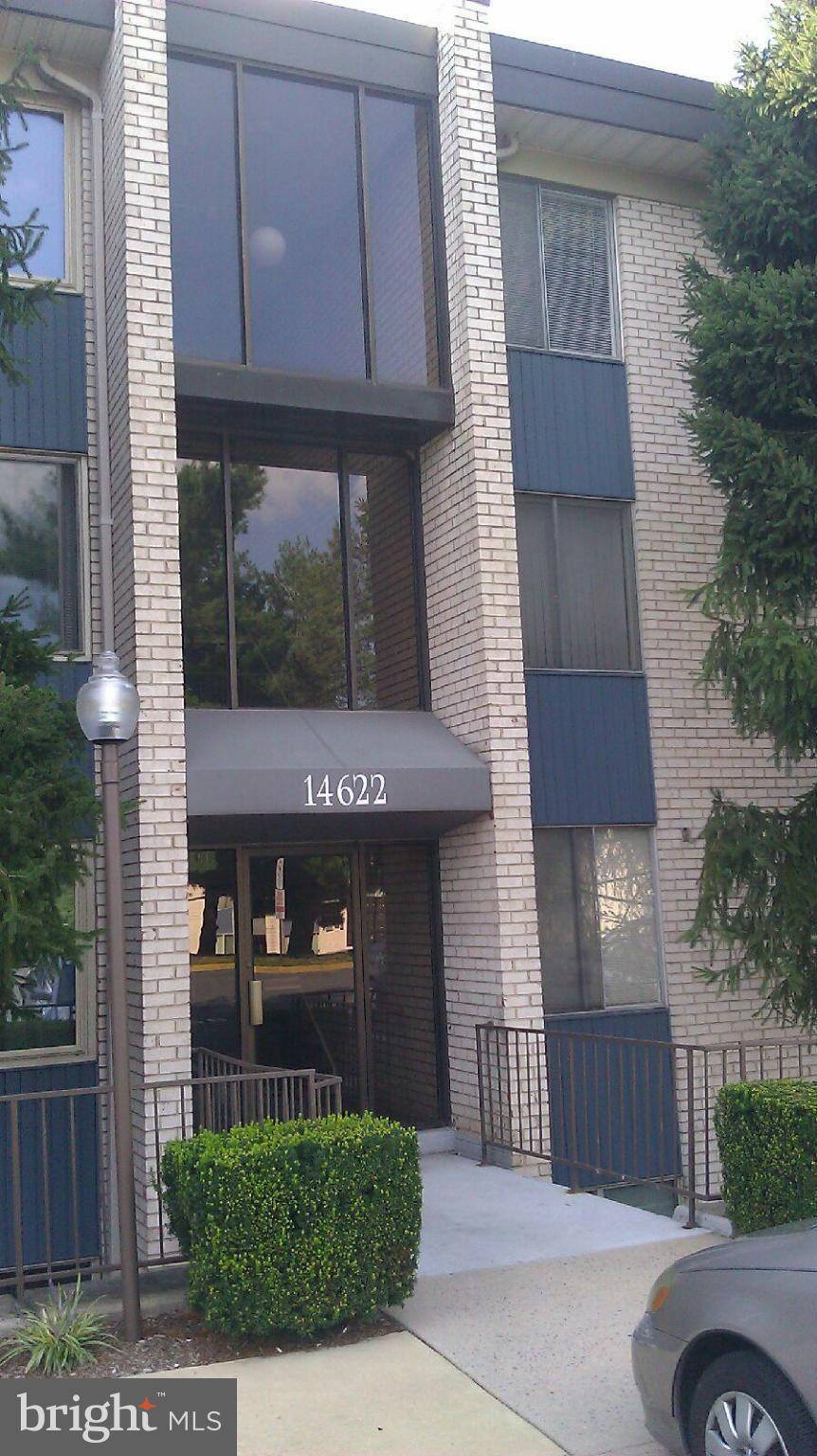 Spacious 2BR, 3rd floor Condo with split-foyer entrance. Large Living Room and Separate Dining Room with Cathedral Ceiling. Big Balcony with a view. Close to shopping, Rock Creek Park Trails, schools and transportation.