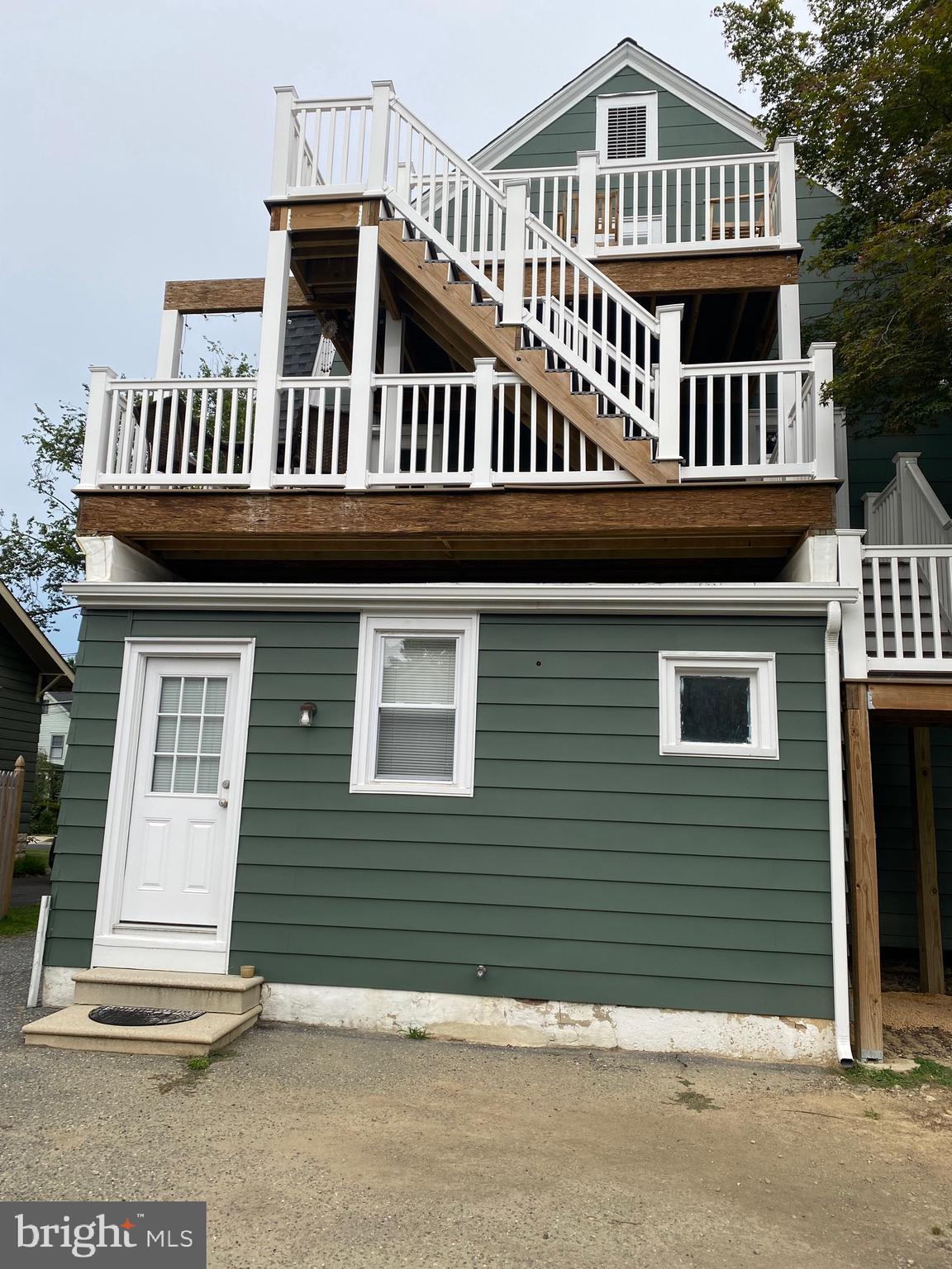 204 W REDMAN AVENUE W