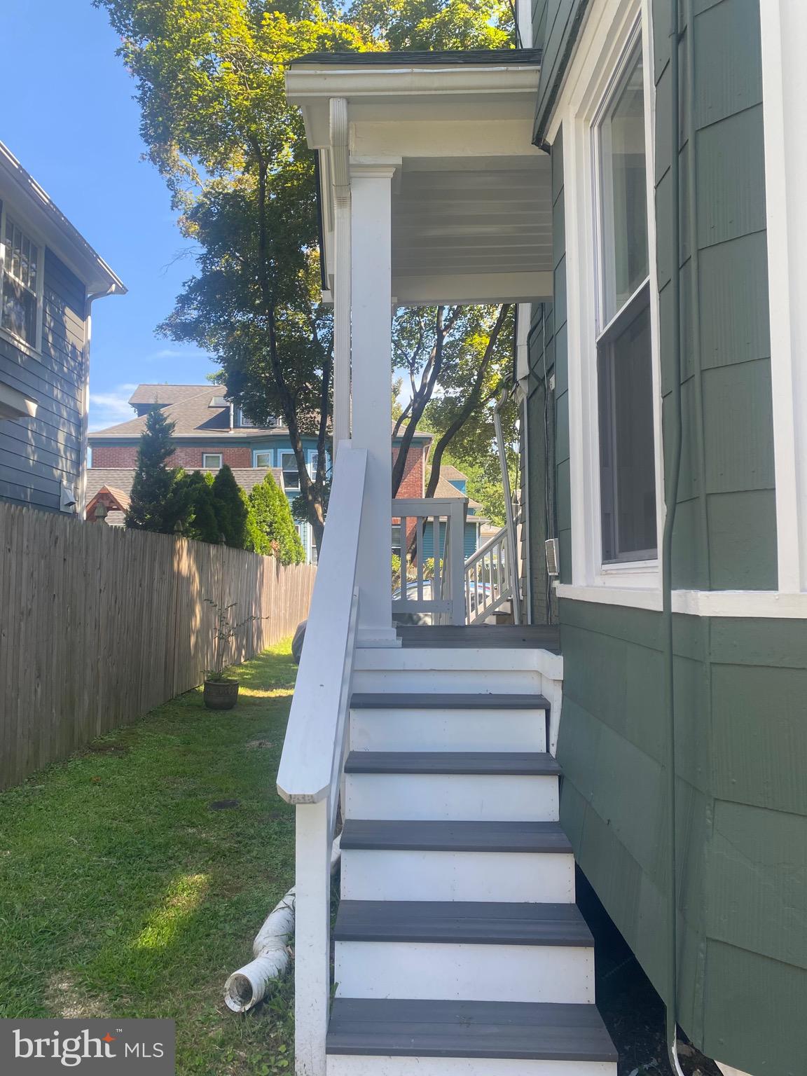 204 W REDMAN AVENUE W