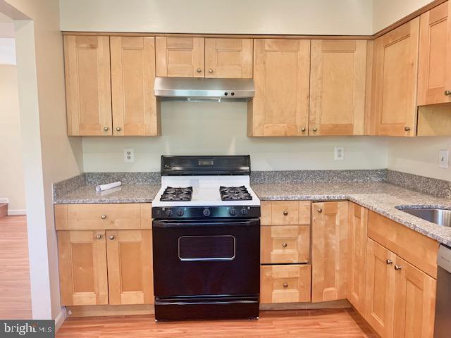 DERWOOD STATION - Residential Lease