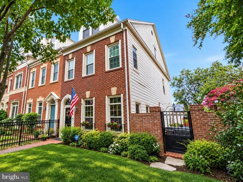 Photo of 901 Bernard St, ALEXANDRIA, VA 22314 (MLS # VAAX2065984)