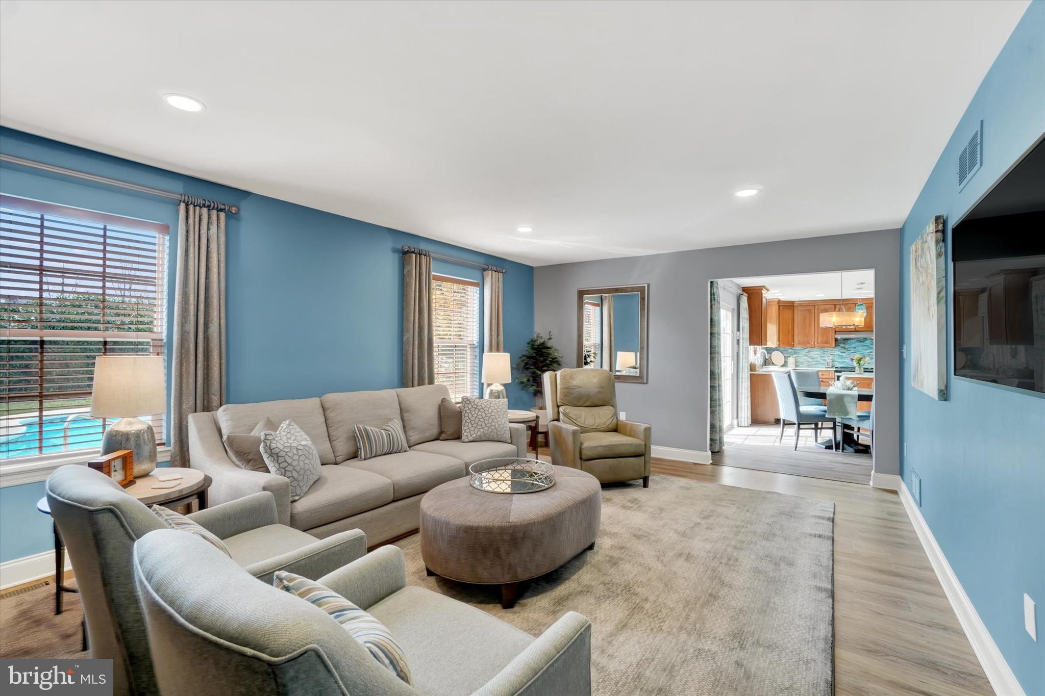 COUNTRY CLUB MANOR - Residential