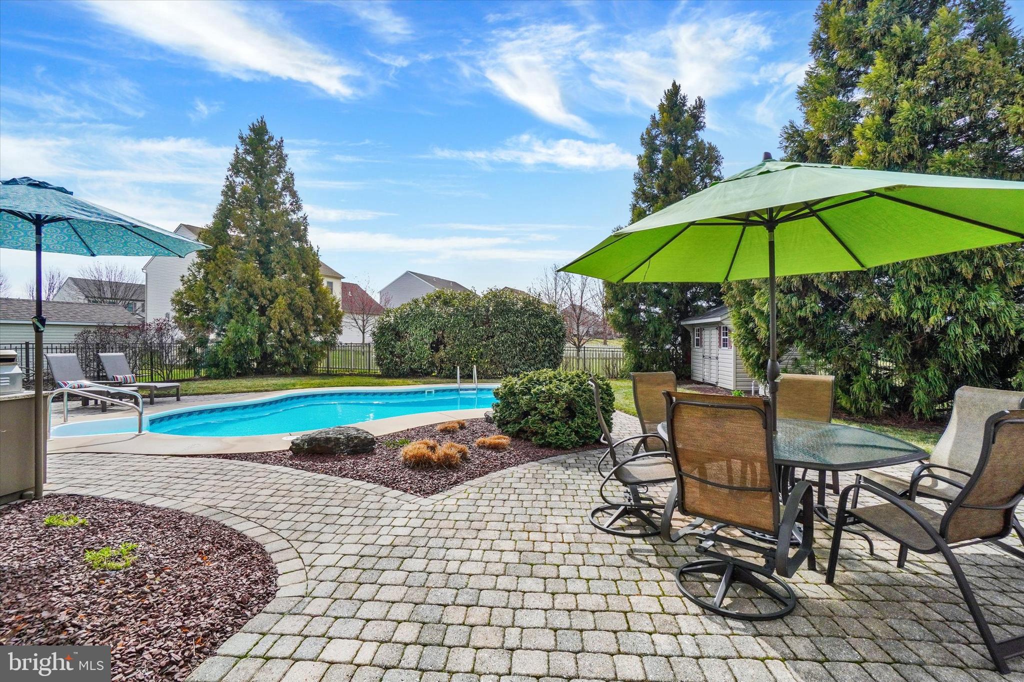 COUNTRY CLUB MANOR - Residential