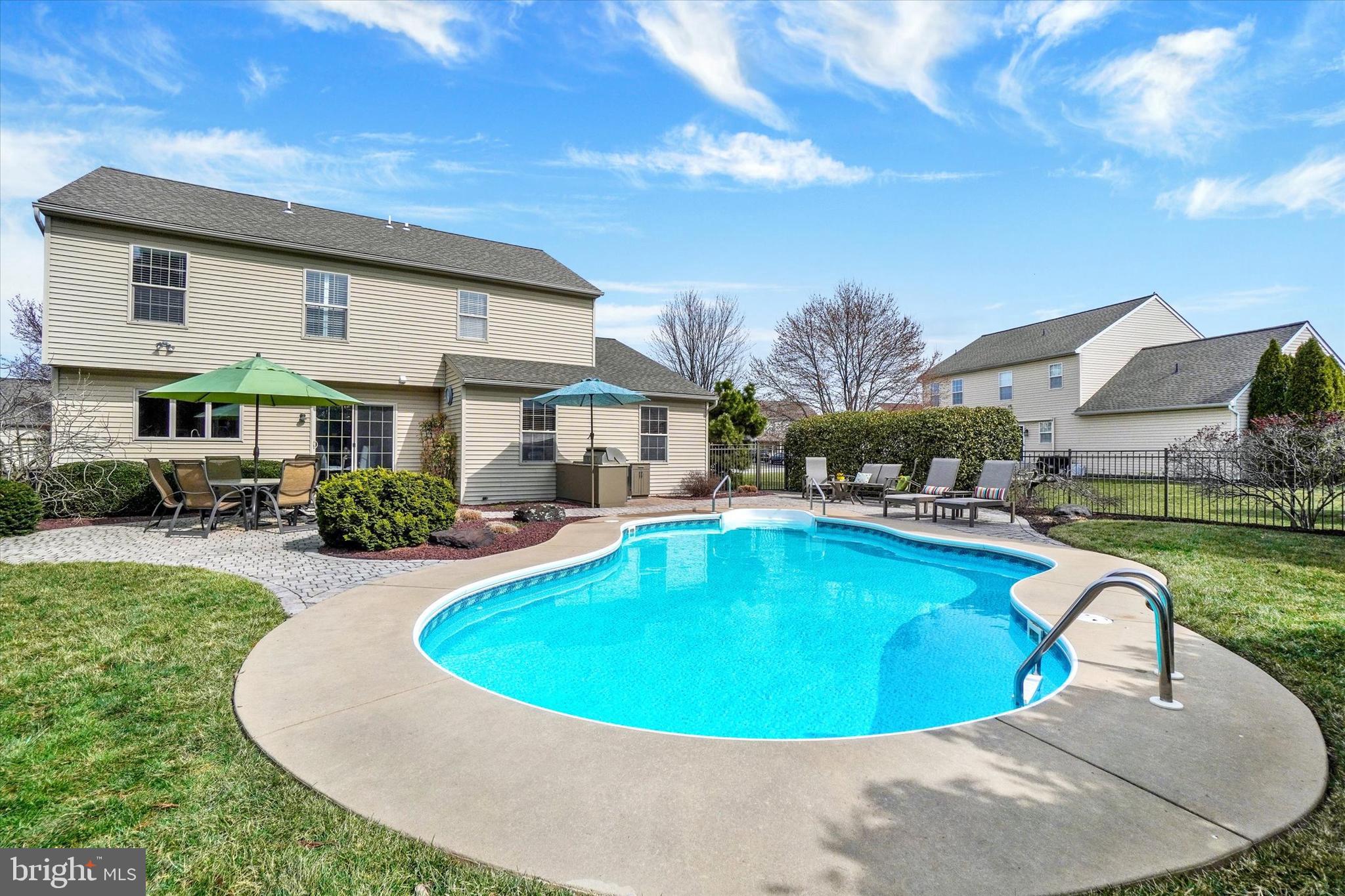 COUNTRY CLUB MANOR - Residential