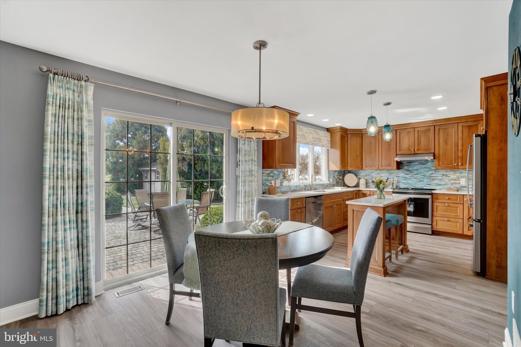 COUNTRY CLUB MANOR - Residential