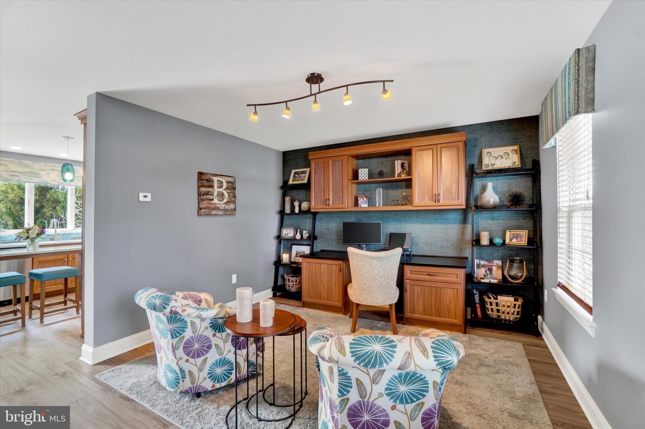 COUNTRY CLUB MANOR - Residential