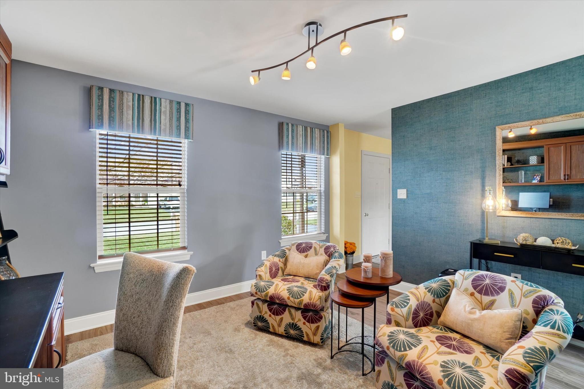 COUNTRY CLUB MANOR - Residential