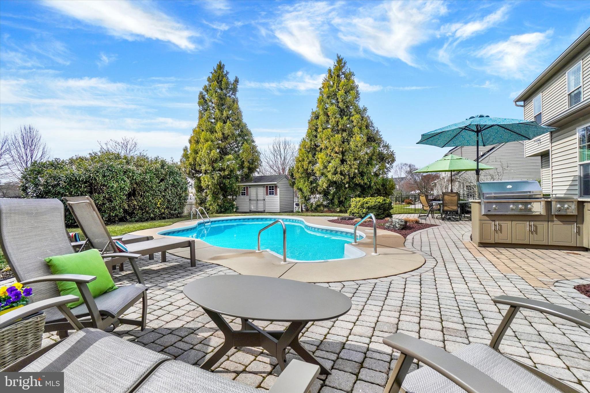 COUNTRY CLUB MANOR - Residential