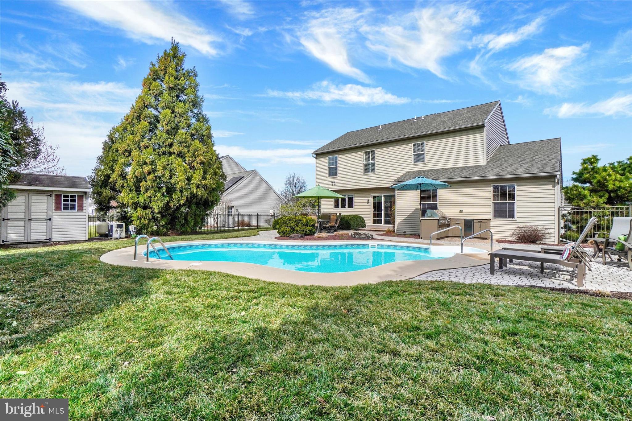 COUNTRY CLUB MANOR - Residential