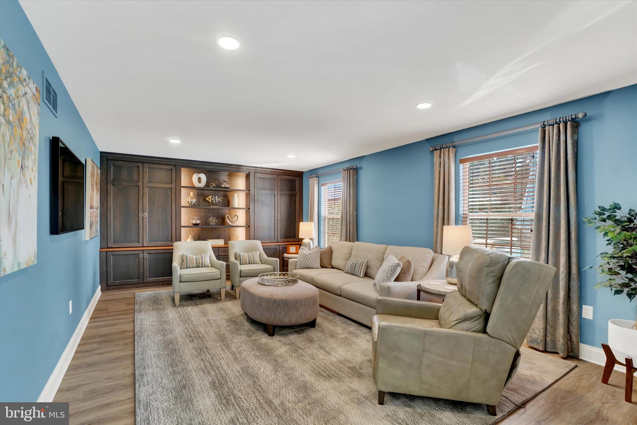 COUNTRY CLUB MANOR - Residential