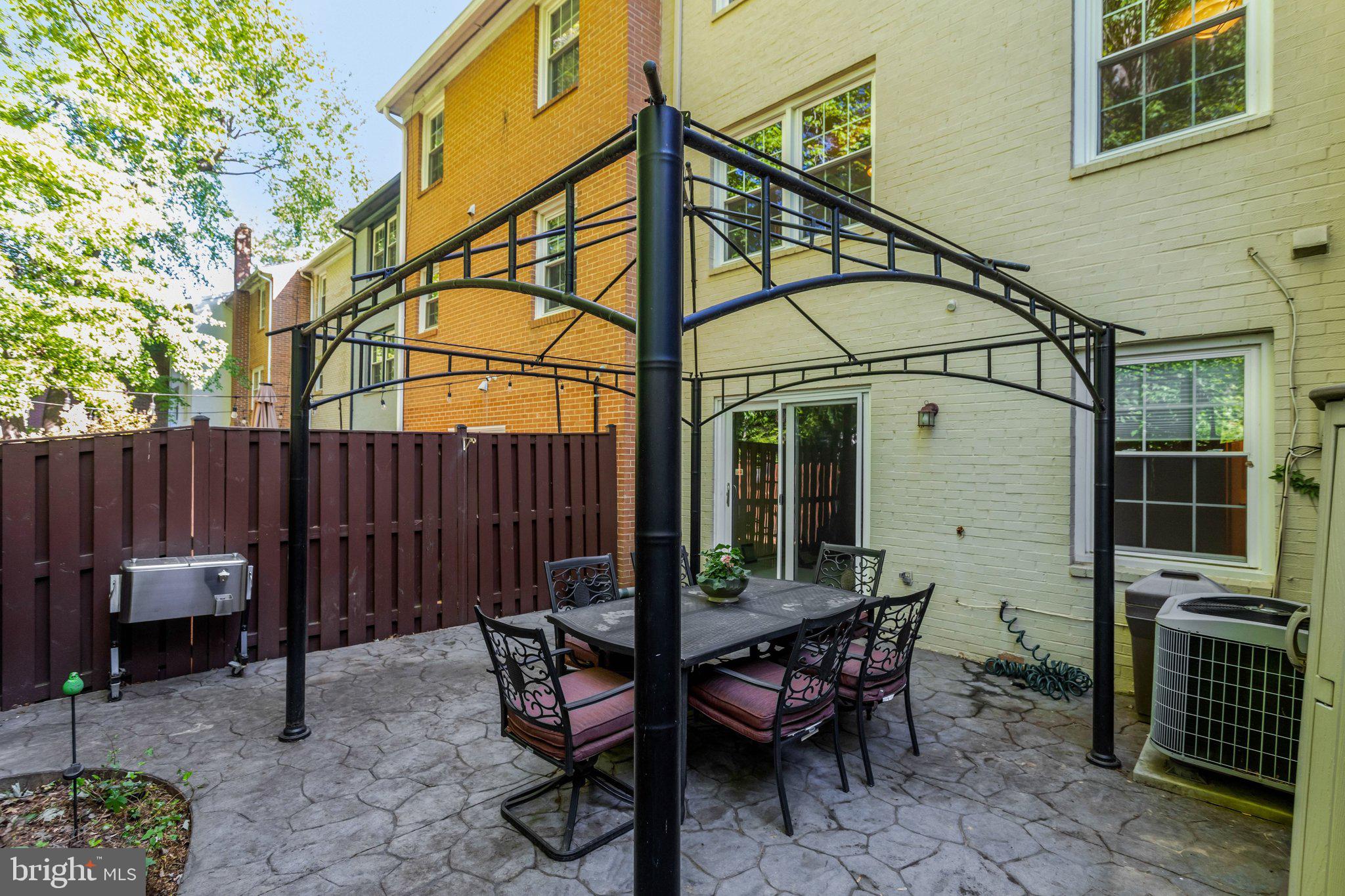 STRATHMEADE SQUARE - Residential