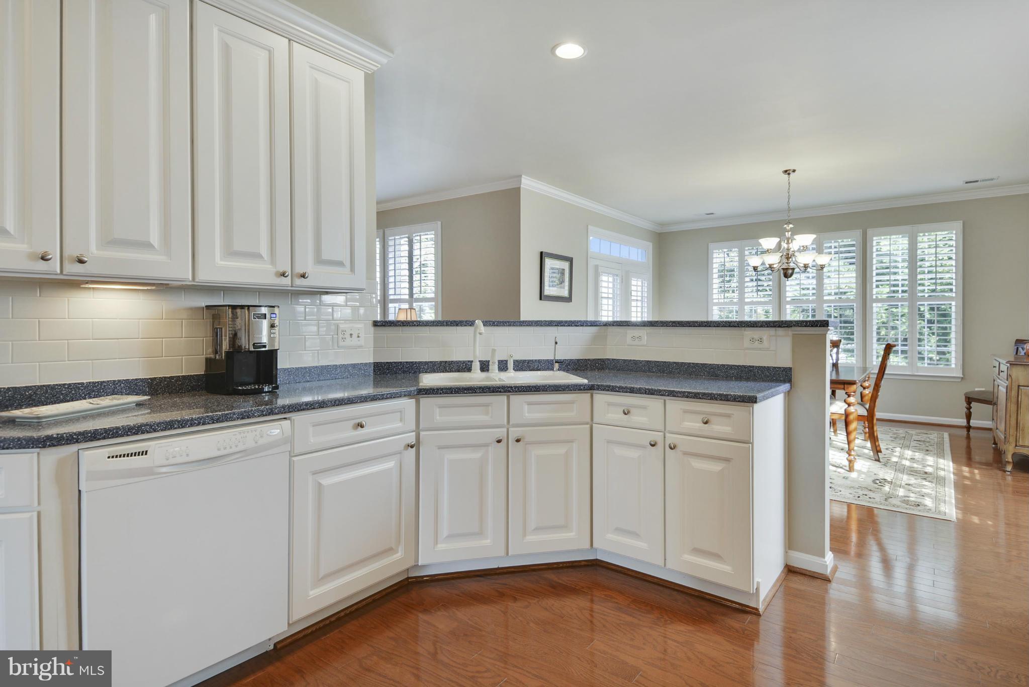 FOUR SEASONS - Residential