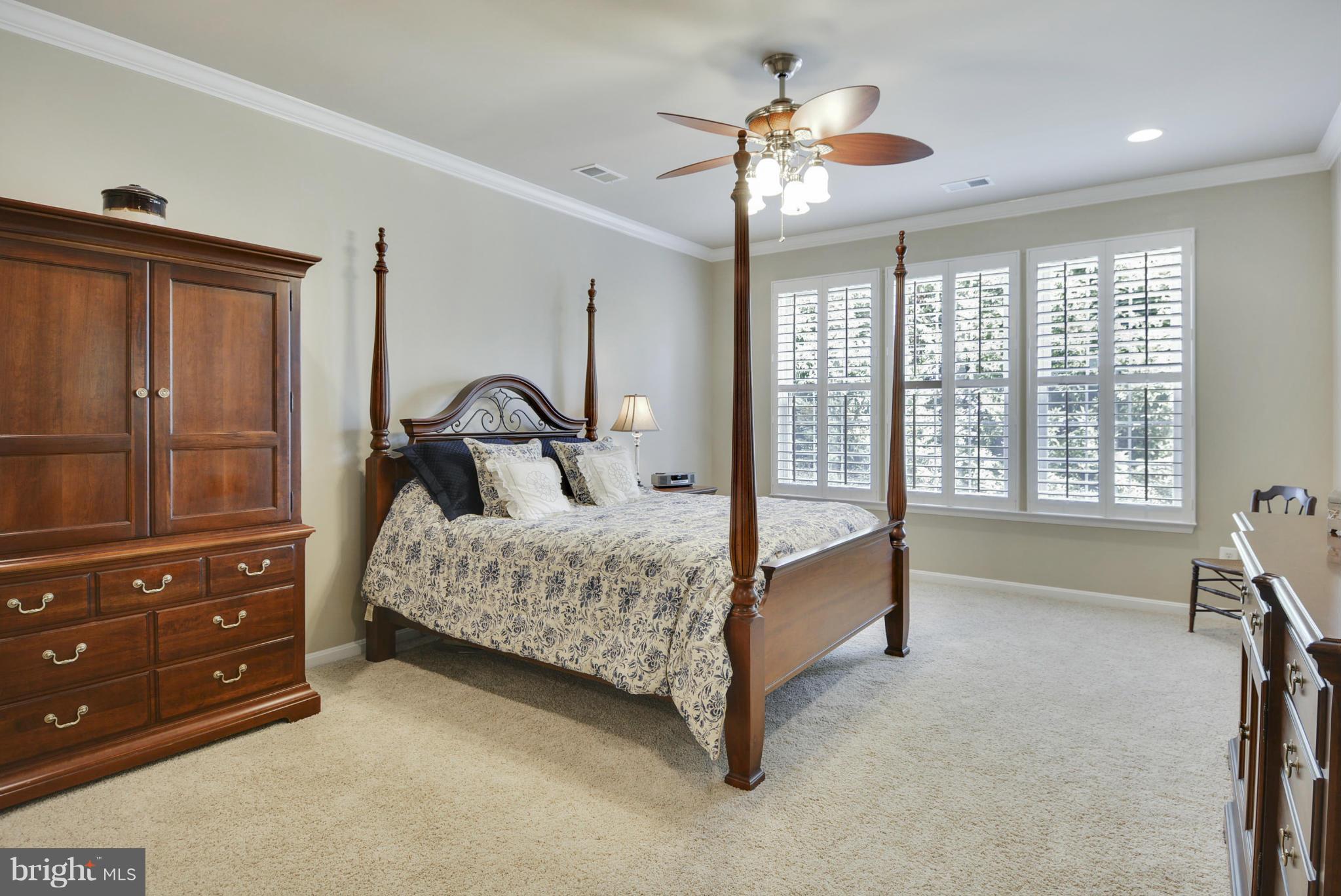 FOUR SEASONS - Residential