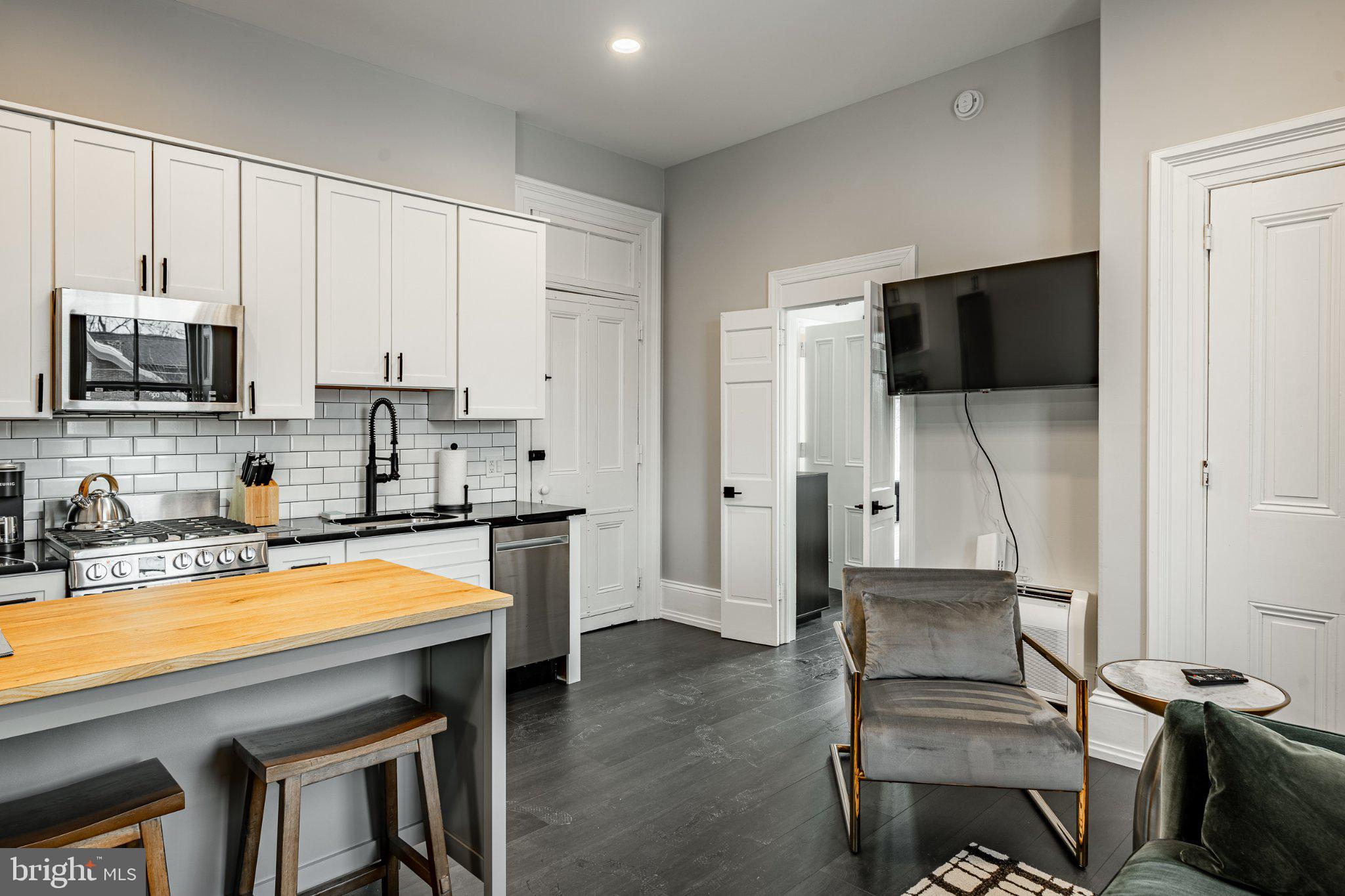 305 S WALNUT STREET 4