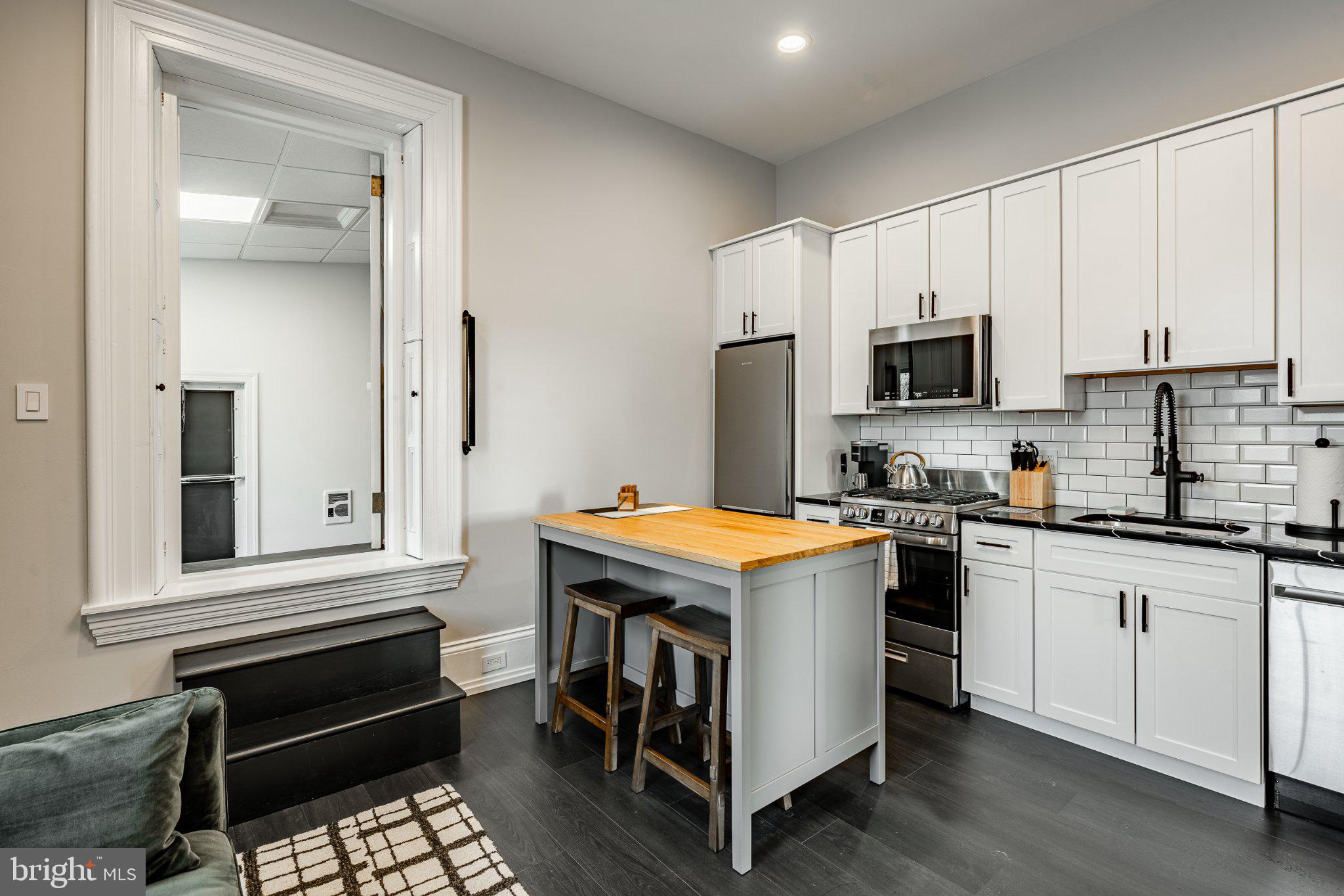 305 S WALNUT STREET 4