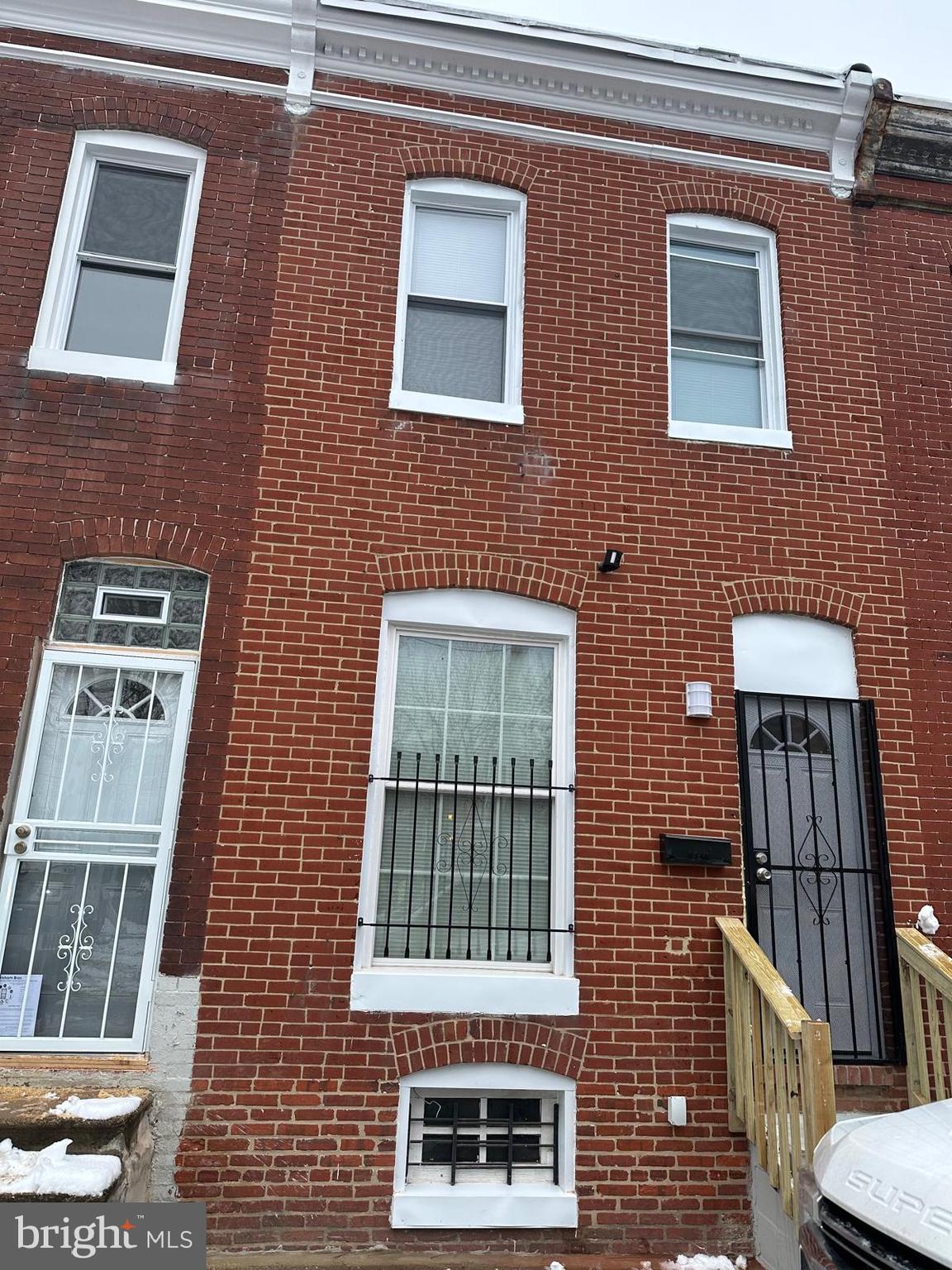 This well-maintained 3-bedroom, 1-bath townhouse offers the perfect blend of comfort and convenience in the heart of the city. Featuring a spacious layout and easy access to local amenities. This home is ideal for first-time buyers or savvy investors looking to expand their portfolio. Don't miss this fantastic opportunity!