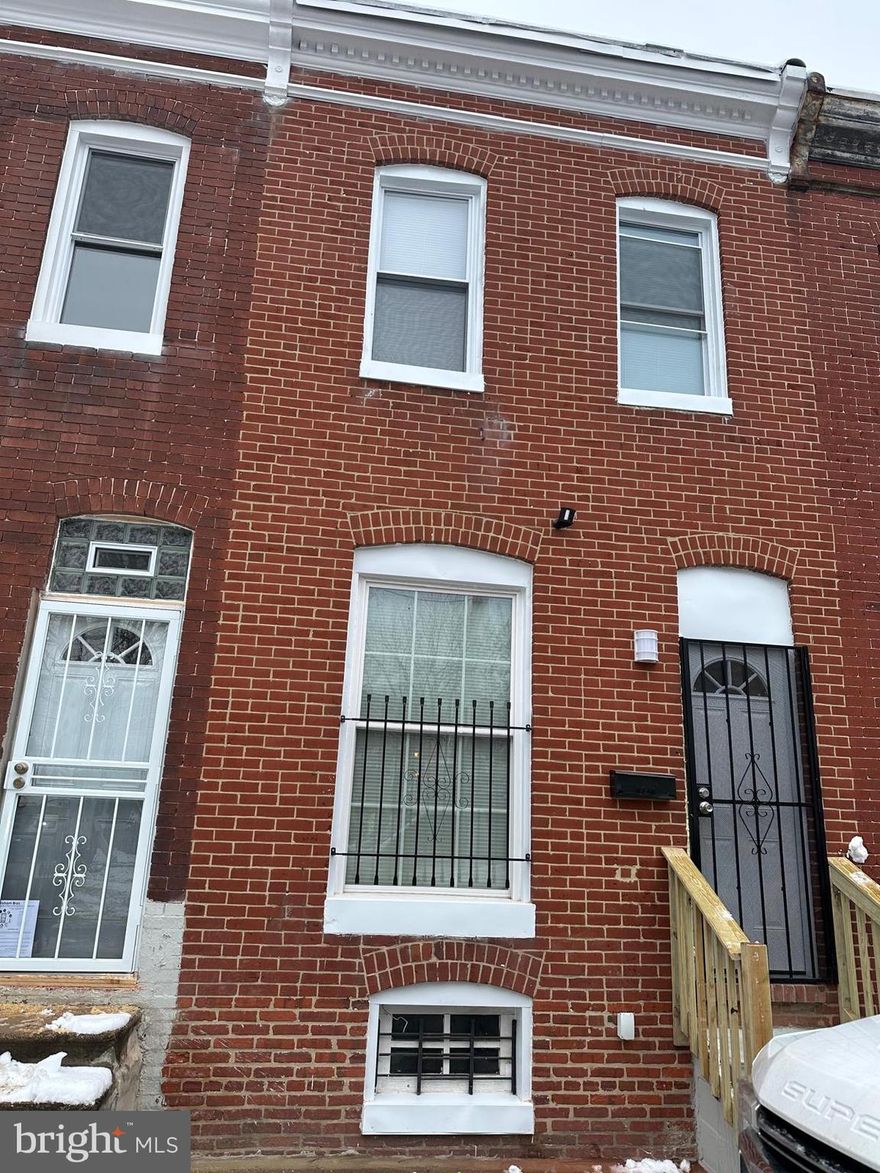 This well-maintained 3-bedroom, 1-bath townhouse offers the perfect blend of comfort and convenience in the heart of the city. Featuring a spacious layout and easy access to local amenities. This home is ideal for first-time buyers or savvy investors looking to expand their portfolio. Don't miss this fantastic opportunity!