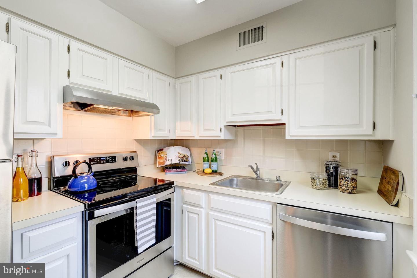 CAMBRIDGE COURTS - Residential Lease